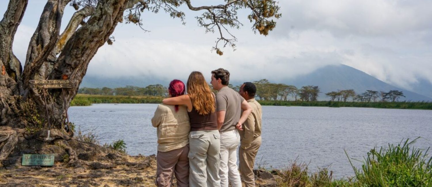 IM_TZ_SER_Guide-and-guests-looking-at-tree-1024x683